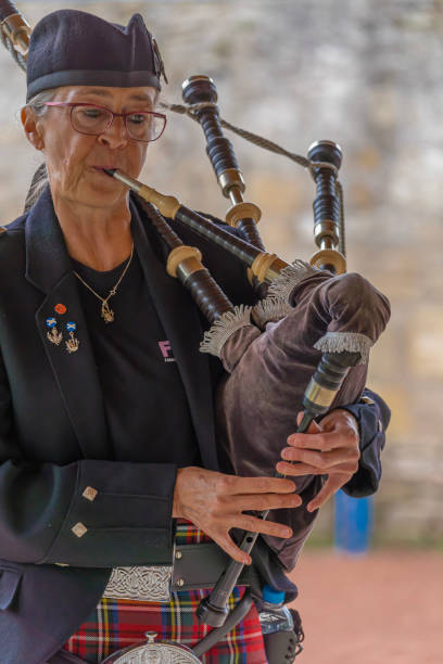 лангрун-сюр-мер, франция - 08 05 2021: auld alliance pipe band - tank musician стоковые фото и изображения