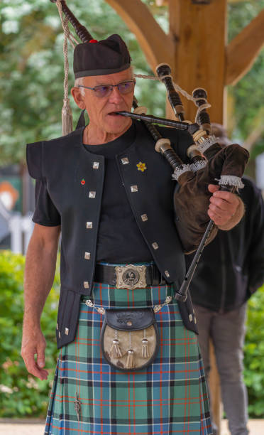 лангрун-сюр-мер, франция - 08 05 2021: auld alliance pipe band - tank musician стоковые фото и изображения