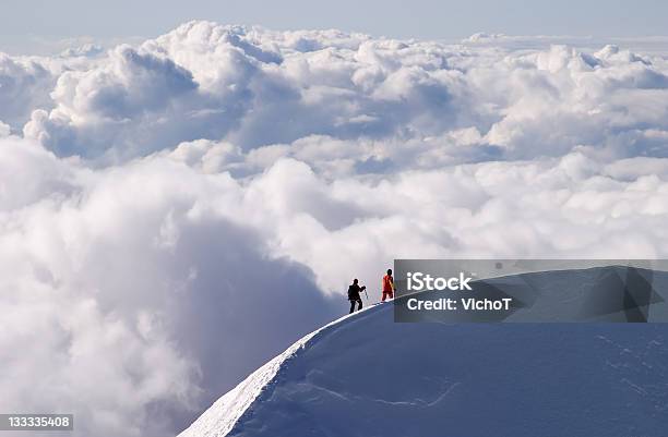 Bergsteiger Sie Ein Mountain Ridge Hoch Über Den Wolken Stockfoto und mehr Bilder von Bergsteigen