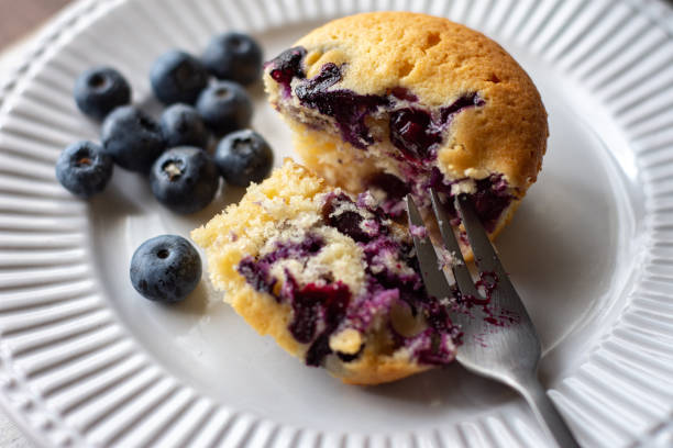 muffin z jagodami - blueberry muffin zdjęcia i obrazy z banku zdjęć