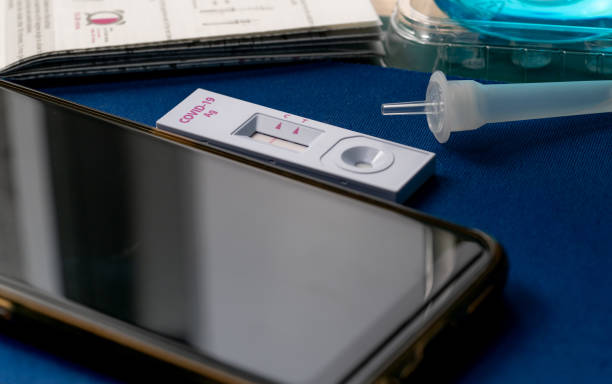 Covid 19 antigen self test for nasal swab with positive result. Antigen test kit for home use to detection coronavirus infection. Negative test result from rapid antigen test. Coronavirus diagnosis. autodiagnóstica de antígeno covid 19 para hisopo nasal con resultado positivo. kit de prueba de antígenos para uso domiciliar para la detección de la infección por coronavirus. resultado negativo de la prueba de antígenos rápidos. diagnóstico de co