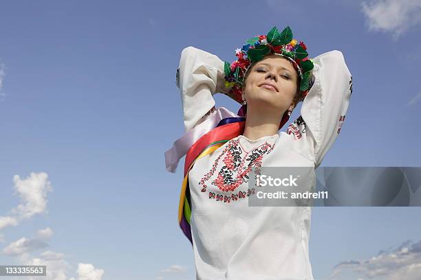 若い少女がウクライナスーツ - 1人のストックフォトや画像を多数ご用意 - 1人, ウクライナ, ウクライナ文化