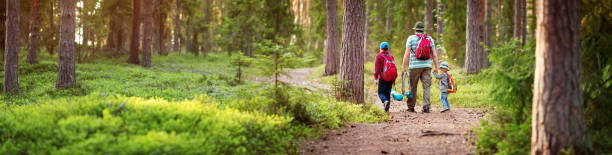 父と男の子は自然の中でテントでキャンプに行く - panoramic child scenics forest ストックフォトと画像