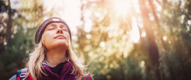 mujer joven haciendo senderismo y acampando en la naturaleza - inspirar fotografías e imágenes de stock