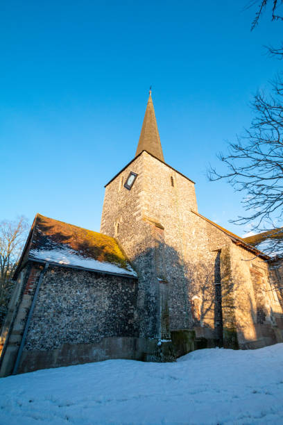 Church of St Martin in Eynsford, England The history of this church goes back to William of Normandy who conquered England in 1066 and became king. He rewarded a Norman knight called Unspac who had fought with him by giving him the Eynsford land. Unspac's son Ralf built St Martin's Church on the site of an old Saxon church, using local Kentish flint. Ralf renamed himself William d'Eynsford in honour of William the Conqueror. norman uk tree sunlight stock pictures, royalty-free photos & images