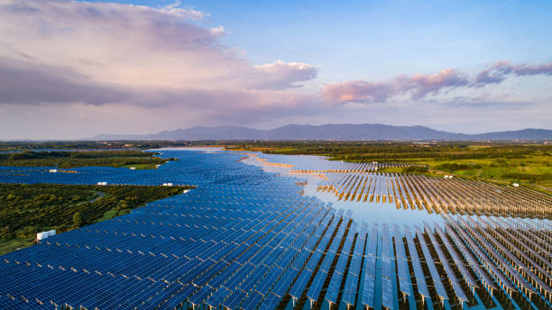 scène de production d’énergie photovoltaïque en plein air - solar power station solar energy sun clean photos et images de collection