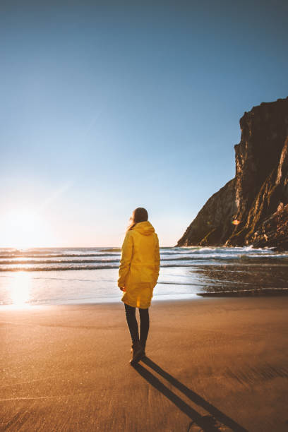 kobieta turystka spaceru samotnie na plaży podróżujących sam na zewnątrz wolności zdrowia psychicznego koncepcji wakacje podróż eko turystyka w norwegii - walking loneliness one person journey zdjęcia i obrazy z banku zdjęć