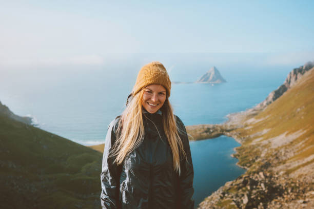femme heureux sourire à pied en plein air en norvège mode de vie sain actif voyage d’aventure vacances d’automne - norvège septentrionale photos et images de collection