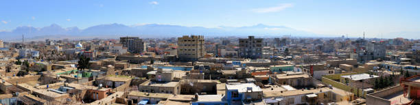 mazar-i-sharif - panoramiczny widok na miasto i góry, prowincja balkh, afganistan - mazar zdjęcia i obrazy z banku zdjęć