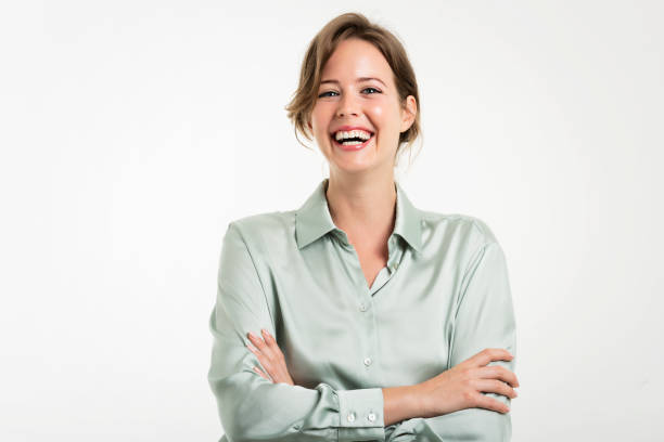 ritratto sorridente di giovane donna su sfondo bianco isolato - brown hair caucasian clothing color image foto e immagini stock