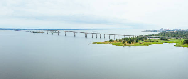 pont d’ölandsbron vu du côté de kalmar - kalmar photos et images de collection