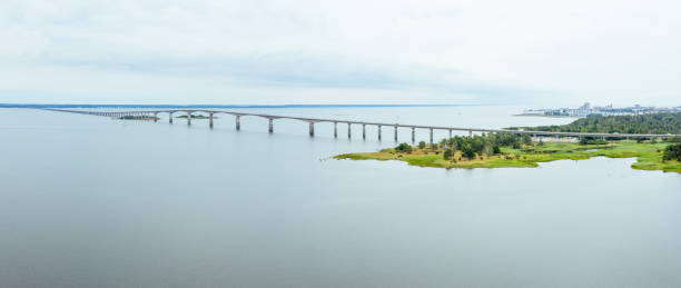 ponte di ölandsbron visto dal lato di kalmar - kalmar foto e immagini stock