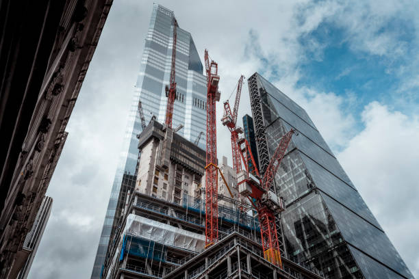 development in central london - city of london office building construction architecture imagens e fotografias de stock