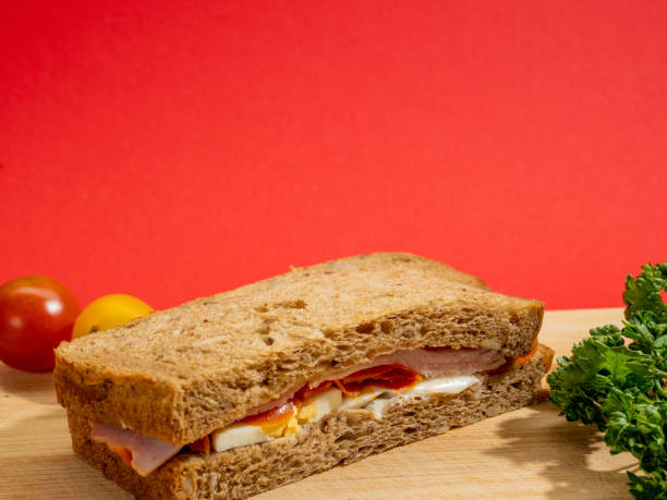 빨간 배경에 신선��한 샌드위치 - club sandwich large bread breakfast 뉴스 사진 이미지