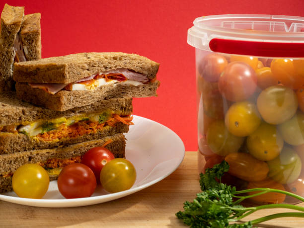 빨간 배경에 신선한 샌드위치 - club sandwich large bread breakfast 뉴스 사진 이미지