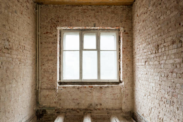 istock Dismantling in the old apartment before new renovation 1333390475