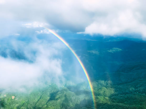 vista aérea do arco-íris no céu, conceito de esperança e sonho - meteorology rain fog forest - fotografias e filmes do acervo