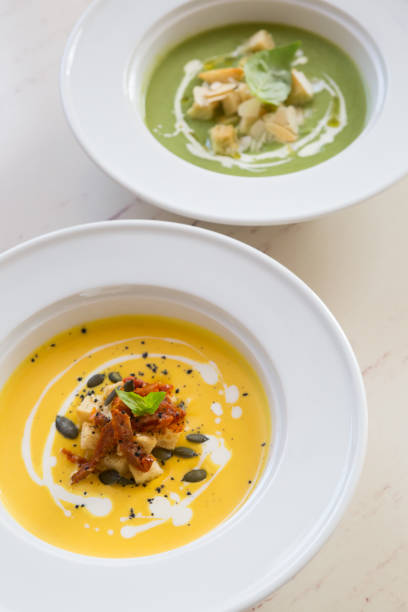 カフェテーブルで提供される新鮮なカボチャとほうれん草クリー�ムスープ - soup zucchini spinach cream ストックフォトと画像