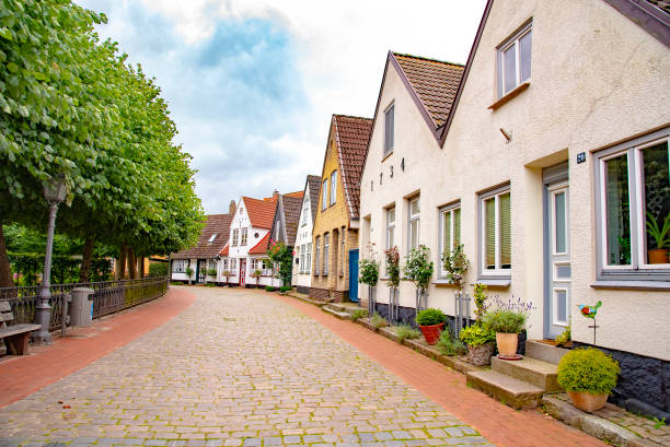 beautiful row of old houses in holm, germany - schleswig imagens e fotografias de stock