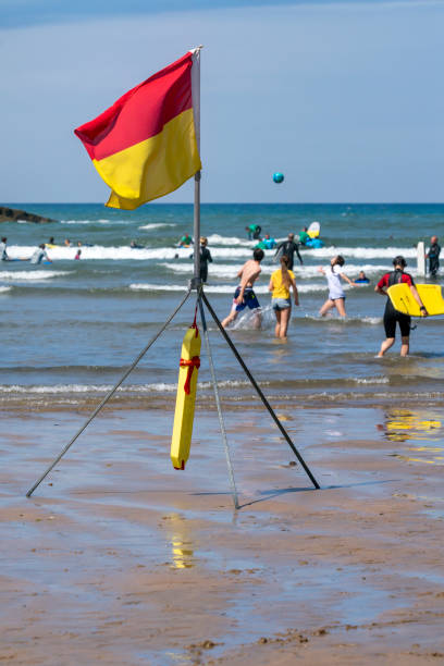 surf sur la plage de bude. - bude photos et images de collection