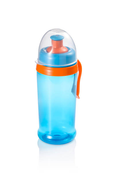 divertida botella deportiva azul con anillo naranja aislado - plastic ring fotografías e imágenes de stock