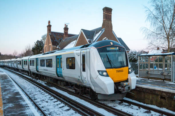 treno thameslink alla stazione ferroviaria di eynsford nel kent, inghilterra - british rail foto e immagini stock