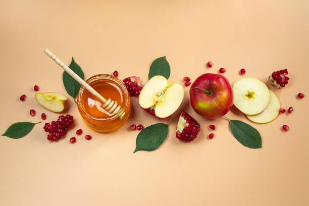 fête juive traditionnelle nouvel an. joyeux rosh hashanah. pommes, grenades et miel sur fond jaune. place pour votre texte. - photos de shana tova photos et images de collection
