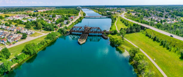 Puente ferroviario abandonado sobre el antiguo canal welland, Welland, Canadá - foto de stock