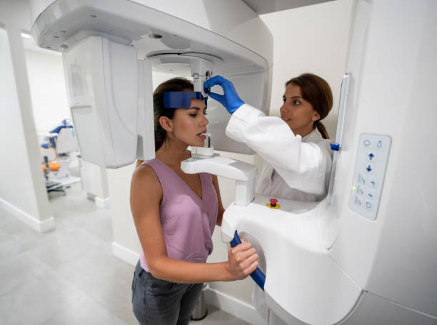 歯科医院で歯のレントゲン写真を撮影する女性 - radiologist cat scan x ray cat scan machine ストックフォトと画像