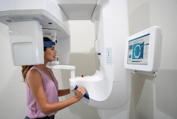 歯科医院で歯のレントゲン写真を撮影する女性 - radiologist cat scan x ray cat scan machine ストックフォトと画像