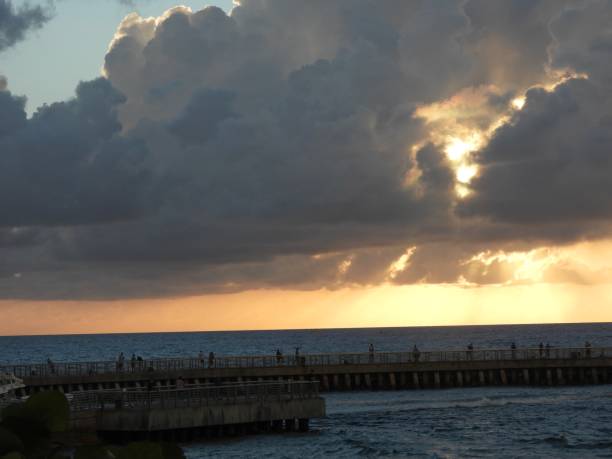 sonnenaufgang im atlantischen ozean - sky dramatic sky cloudscape passion stock-fotos und bilder