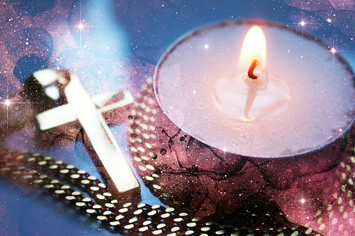 Oro Jesucristo Cruz con vela de té con estrellas y nebulosa de alta calidad photo