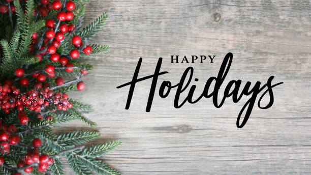 feliz navidad texto con ramas de hoja perenne de vacaciones y bayas rojas sobre fondo de madera rústica - happy holidays fotografías e imágenes de stock