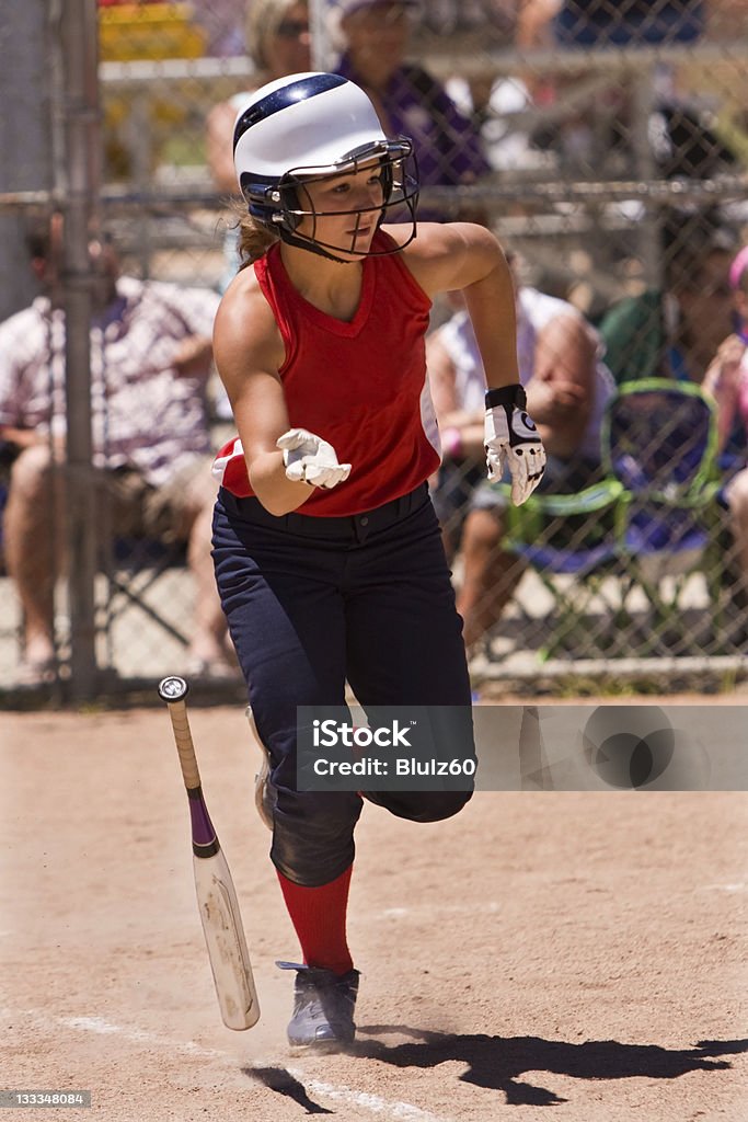 Weibliche Softball-Spieler, der zum ersten Mal - Lizenzfrei Softball-Spieler Stock-Foto