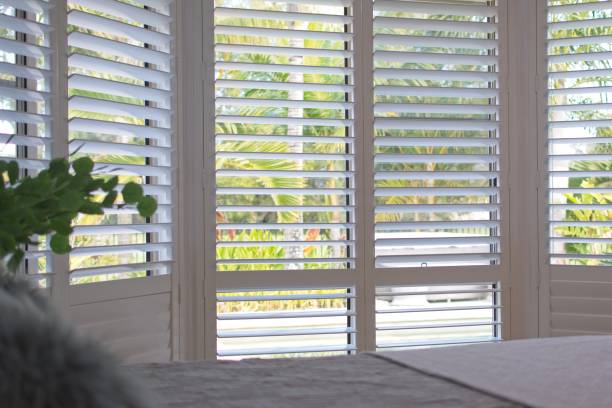 plantation shutters - selektiver fokus - fensterladen stock-fotos und bilder