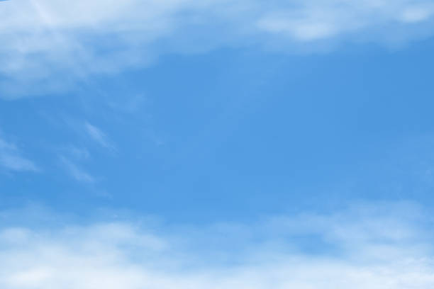 sfondo cielo azzurro con sottili nuvole in movimento copiano spazio. - ziegfeld theatre foto e immagini stock