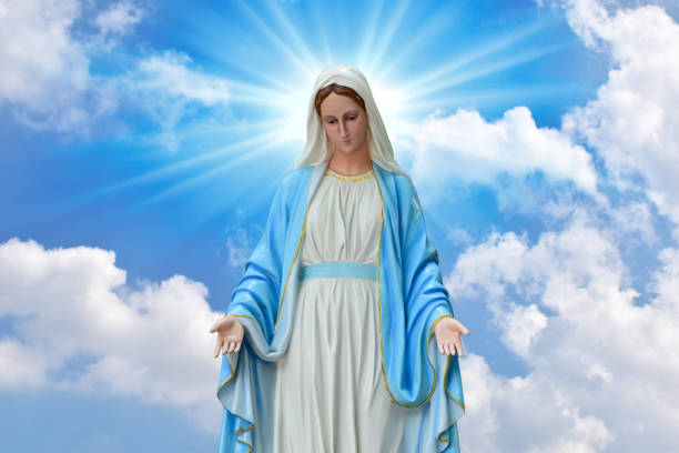 タイで抽象的な色の背景と壁紙と明るい青空と美しい雲と優雅な聖母マリアの私たちの女性の像。 - 純真 ストックフォトと画像