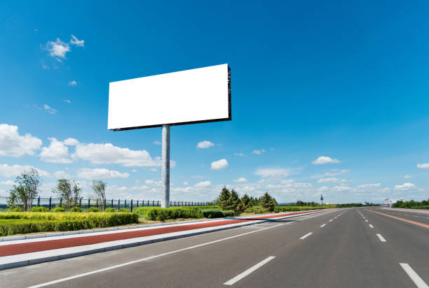 panneau d’affichage vierge au bord de l’autoroute - road sign sign blue blank photos et images de collection