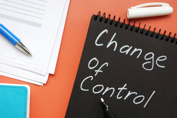 istock Change of control phrase on the black notepad. Management concept. 1333508603