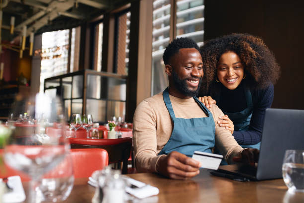 proprietari di ristoranti che utilizzano la carta di credito online - mutuo proprietario foto e immagini stock