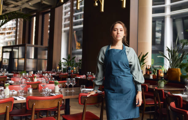 porträt von zuversichtlich weibliche restaurant eigentümer - waitress stock-fotos und bilder