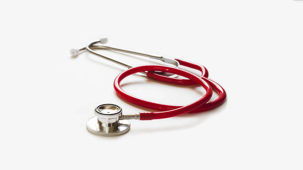 estetoscópio vermelho em fundo cinza, conceito de cuidados de saúde. - equipment listening red stethoscope - fotografias e filmes do acervo