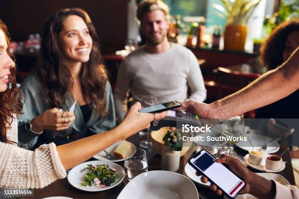 Amici Che Pagano Senza Contatto Al Ristorante - Fotografie stock e altre immagini di Ristorante - Ristorante, Pagare, Bolletta