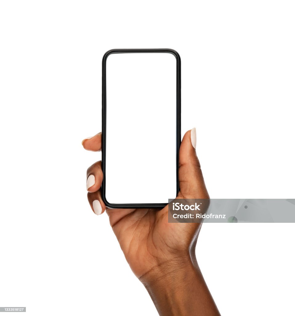 Donna nera mano che tiene moderno smartphone isolato su sfondo bianco - Foto stock royalty-free di Telefono