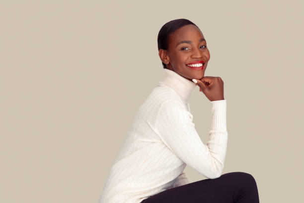 mujer de moda africana sentada con ropa de invierno - cashmere winter fashion fashion industry fotografías e imágenes de stock