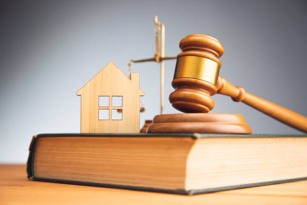 istock House model, gavel and law books 1333525880