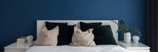 parede azul marinho no quarto com cama de casal, panorama - double bed night table headboard bed - fotografias e filmes do acervo