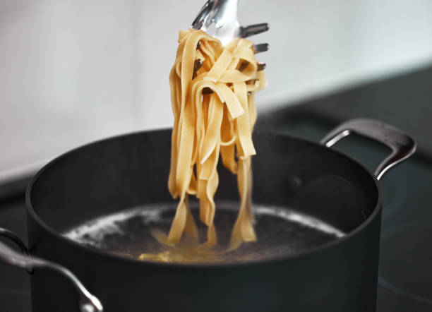 shot de pâtes fraîches faites à la maison - pasta noodles tagliatelle freshness photos et images de collection
