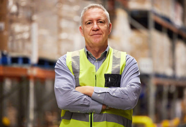 retrato de un hombre maduro que trabaja en un almacén - warehouse manager place of work portrait fotografías e imágenes de stock