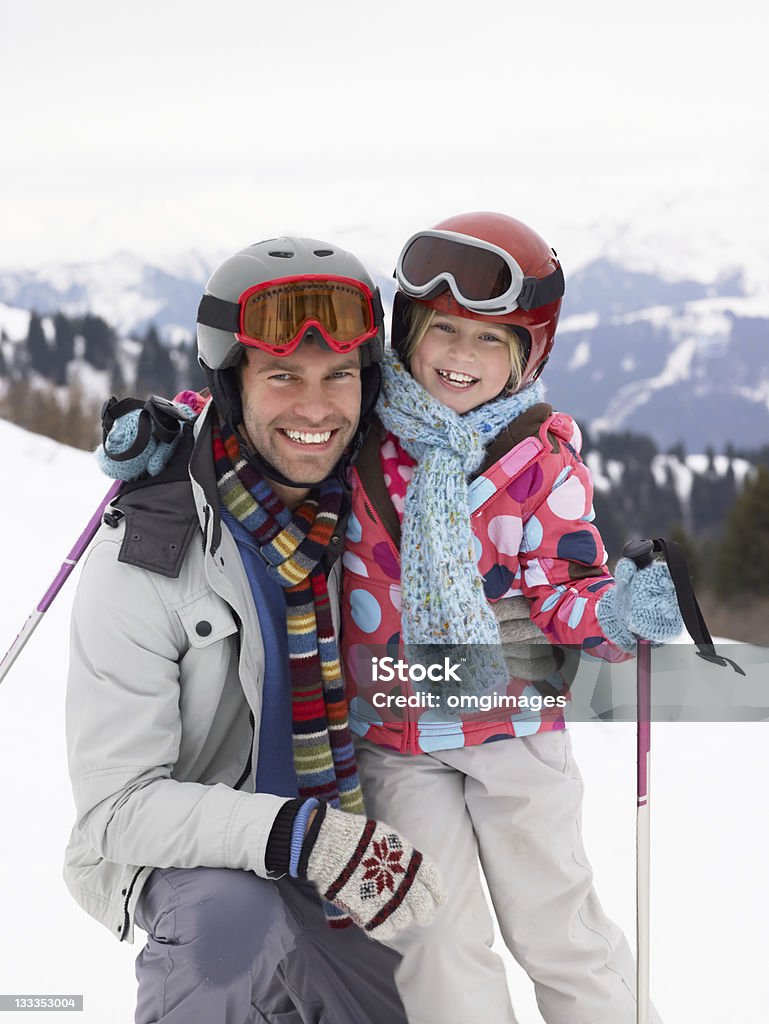 Junger Vater und Tochter an der Ski-Urlaub - Lizenzfrei 6-7 Jahre Stock-Foto